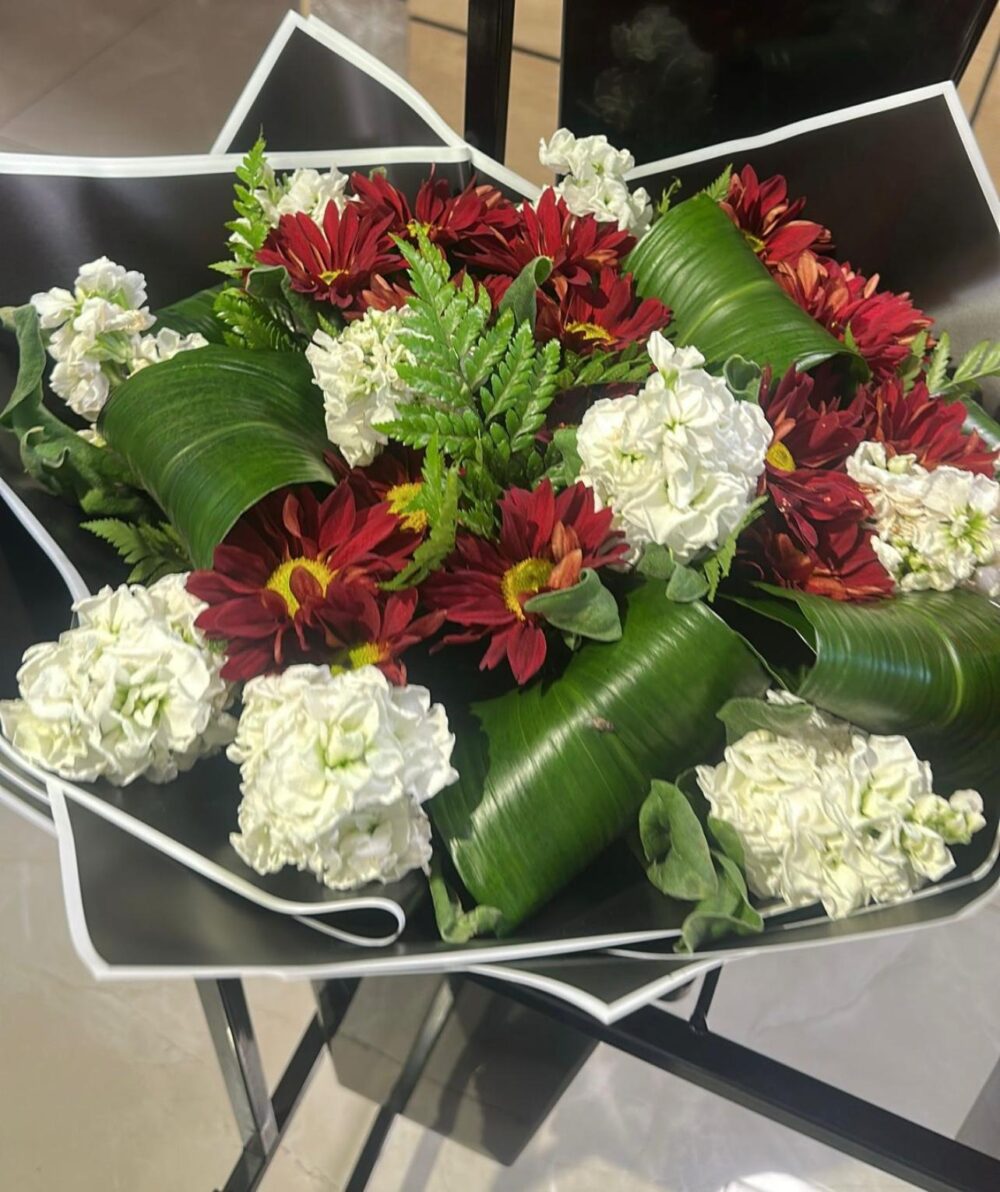בוקט בורדו-לבן בעיצוב מודרני